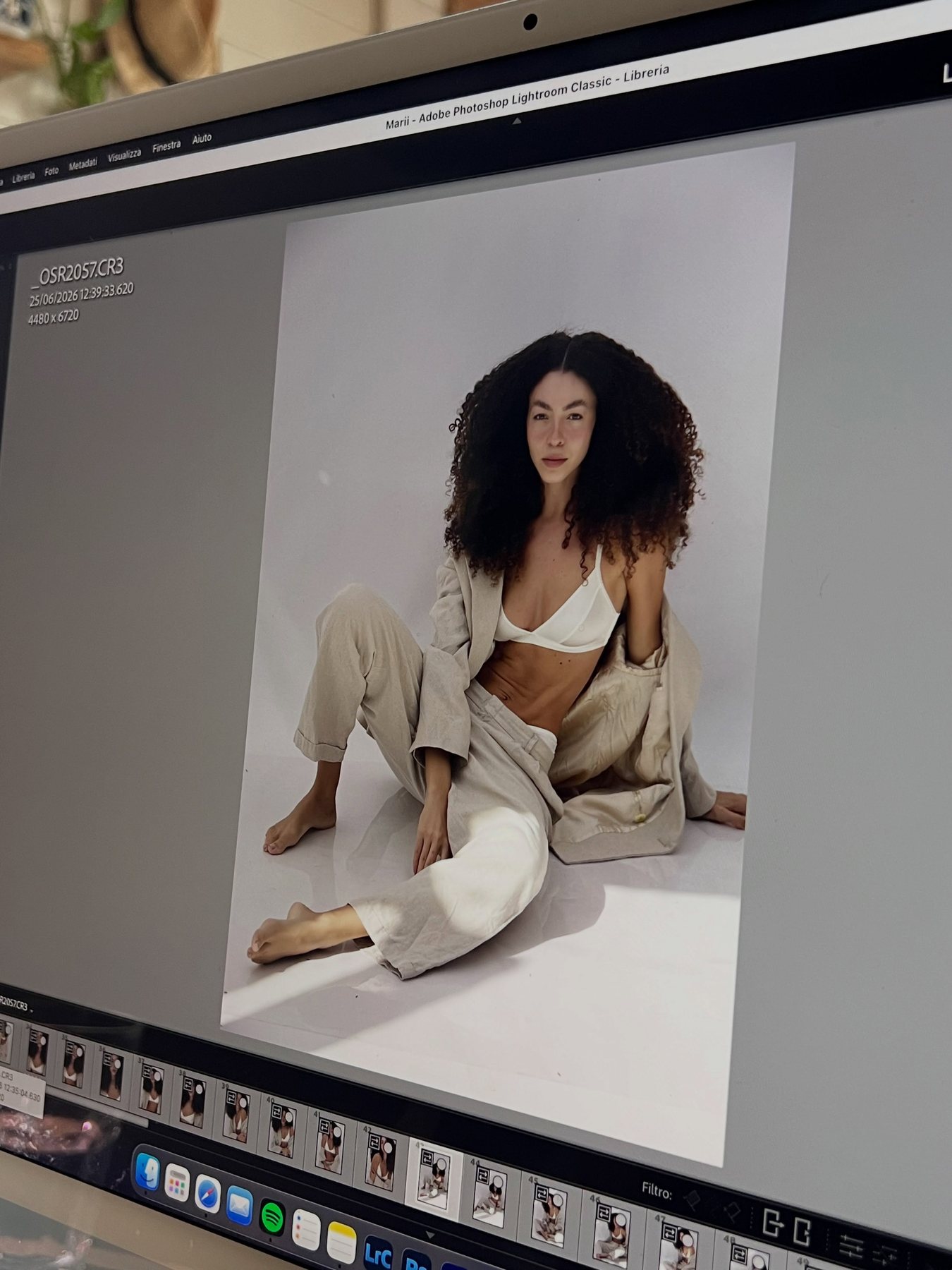 Tela do computador com a seleção de fotos de um ensaio em tratamento